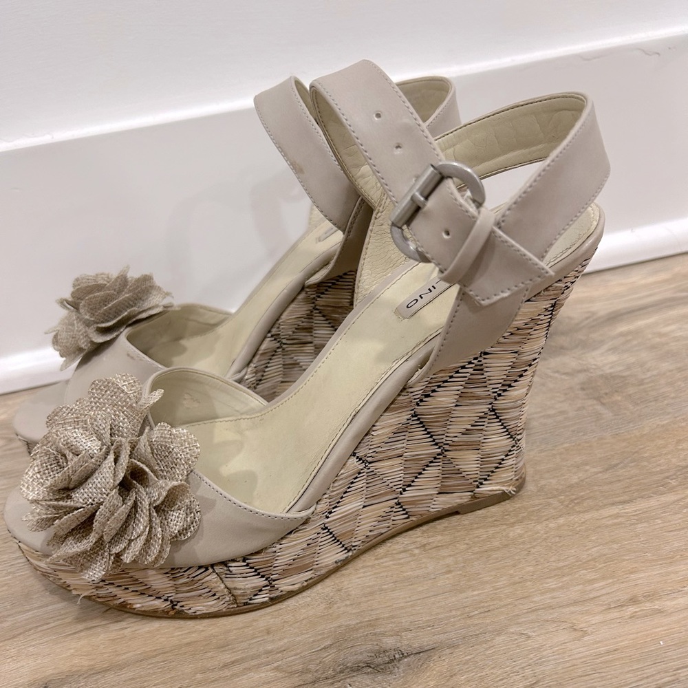 Bandolino Flower wedges